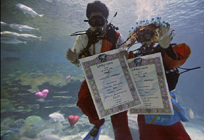 泰國(guó)情侶情人節(jié)前婚禮別出心裁 “上天入海”花樣百出