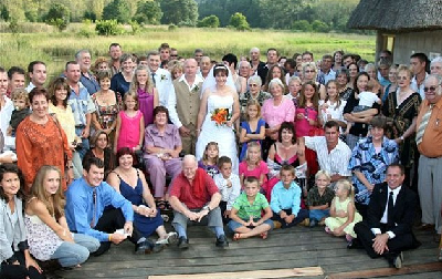 南非婚禮現(xiàn)場露臺坍塌 80名賓客成落湯雞