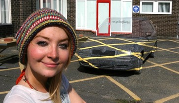 利用光學(xué)原理欺騙眼睛 英國女生用手畫出“隱形車”