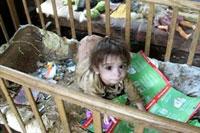 烏克蘭狠心母親竟圈養(yǎng)親生兒女逼其吃草