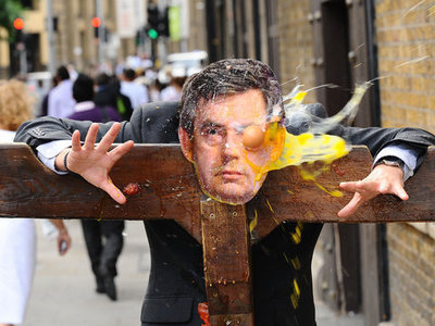 組圖:英市民用雞蛋砸首相布朗頭像泄憤