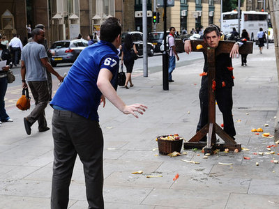 組圖:英市民用雞蛋砸首相布朗頭像泄憤