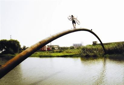 八旬獨(dú)臂翁種田騎車走鋼管獲稱最牛農(nóng)民