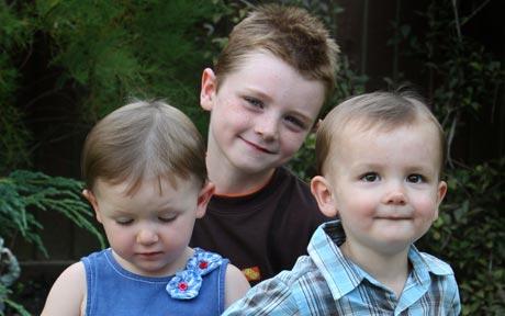 英夫妻為救長(zhǎng)子人工授精生雙胞胎遭質(zhì)疑