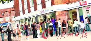 ATM雙倍吐錢 英國(guó)人排長(zhǎng)龍取款