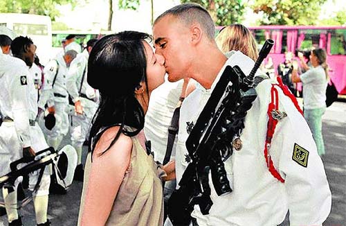 臺灣美女巴黎索吻百個男人被批崇洋媚外