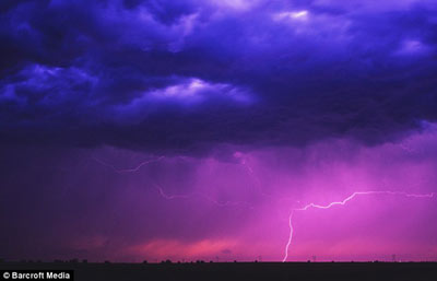 追風(fēng)暴的人:美攝影師近20年致力拍攝龍卷風(fēng)奇觀