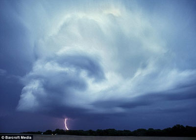 追風(fēng)暴的人:美攝影師近20年致力拍攝龍卷風(fēng)奇觀