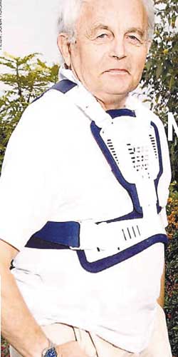 英國(guó)“無(wú)敵鐵金剛”38枚鈦釘打造最硬朗脊柱