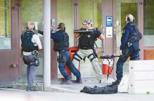 瑞典劫匪偷直升機(jī)搶金庫(kù) 炸大門設(shè)路障