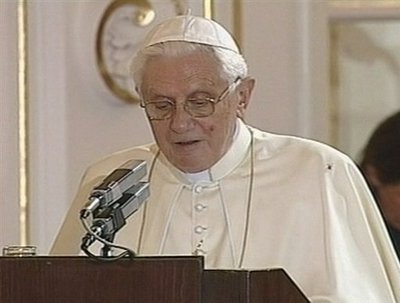 蜘蛛爬上羅馬教皇脖子 驚呆現(xiàn)場記者