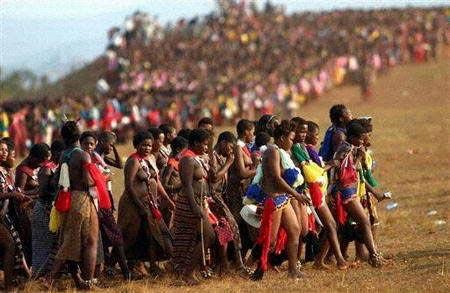 非洲酋長(zhǎng)選妃萬(wàn)人盛況:展示純潔的身體