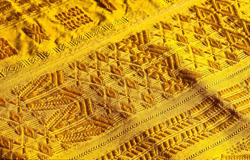 百萬蜘蛛吐絲織成3米圍巾 價(jià)值30萬鎊