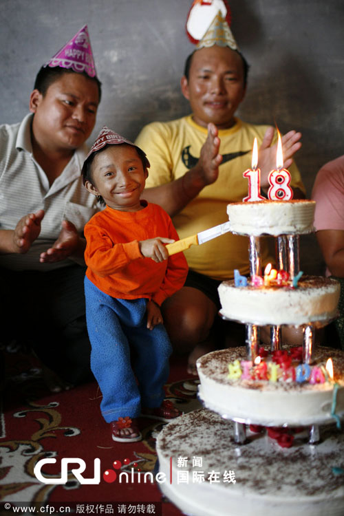 世界最矮男慶祝18歲生日 許愿想討個袖珍老婆