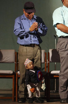 準(zhǔn)“世界最矮男人”過(guò)18歲生日 希望早日找到佳人