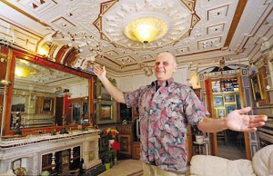 英國(guó)老漢家中打造山寨版凡爾賽宮(圖)