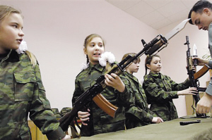 俄女子軍校培養(yǎng)少女特工 立志阻止世界大戰(zhàn)(圖)