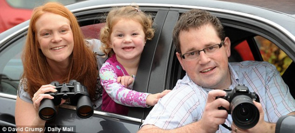 野生動(dòng)物園上演驚魂一幕:獅子拉開(kāi)游客車門