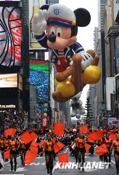 紐約感恩節(jié)大游行 數(shù)百萬人沿途觀看