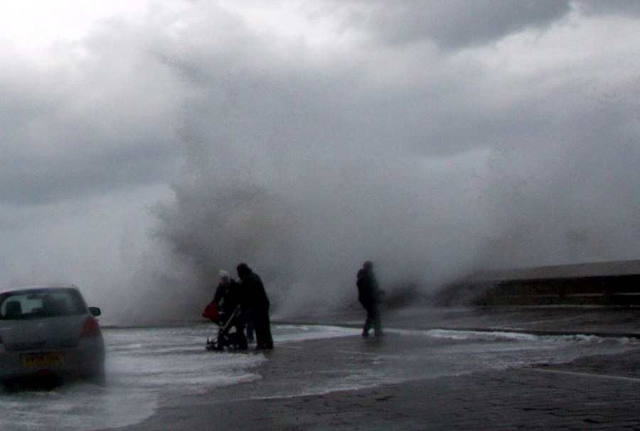 英國夫妻和寶寶海邊散步險(xiǎn)被巨浪吞噬
