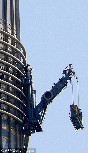 挑戰(zhàn)世界最高樓 迪拜塔的玻璃清潔工(組圖)