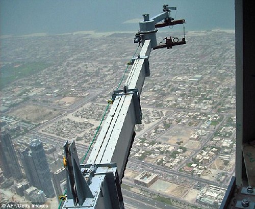 挑戰(zhàn)世界最高樓 迪拜塔的玻璃清潔工(組圖)