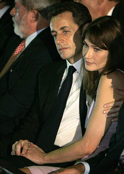 圖片新聞：薩科齊與妻子布呂尼甜蜜婚姻的21個(gè)瞬間