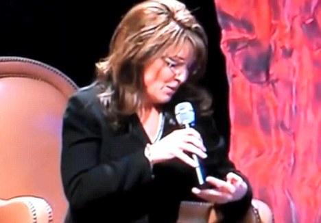 剛諷刺完奧巴馬自己就忘詞 佩林“瞄手心”戰(zhàn)術(shù)成笑柄