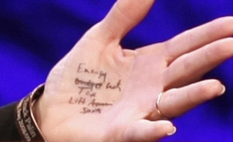 剛諷刺完奧巴馬自己就忘詞 佩林“瞄手心”戰(zhàn)術(shù)成笑柄