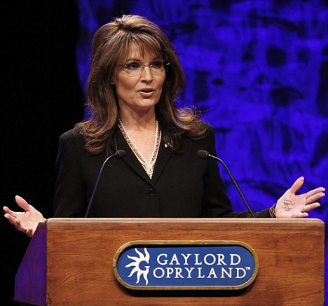 剛諷刺完奧巴馬自己就忘詞 佩林“瞄手心”戰(zhàn)術(shù)成笑柄