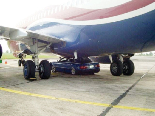 尼日利亞“奧迪男”駕車撞飛機 自稱基督要救難