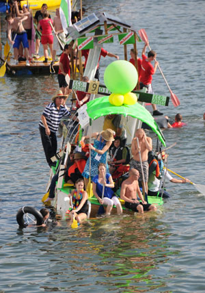 組圖：比利時小鎮(zhèn)浴缸作船水上爭奇 倡導(dǎo)環(huán)保理念