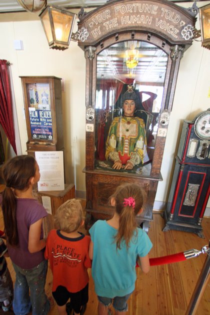 會(huì)說話吉普賽古董算卦機(jī)引天價(jià)爭(zhēng)奪 美當(dāng)?shù)卣苜u