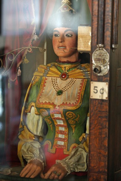 會(huì)說話吉普賽古董算卦機(jī)引天價(jià)爭(zhēng)奪 美當(dāng)?shù)卣苜u