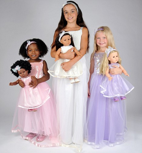 圖:倫敦童裝店奇招促銷 女孩買衣可購“自我版”洋娃娃