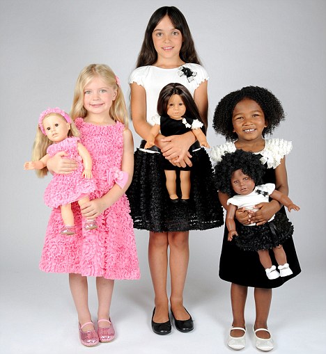 圖:倫敦童裝店奇招促銷 女孩買衣可購“自我版”洋娃娃