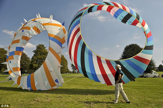 世界最大風箏亮相2011國際風箏節(jié) 擁有魔鬼魚外形