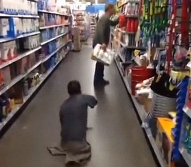 美國(guó)驚現(xiàn)單手“喪尸” 惡作劇主人公爆紅網(wǎng)絡(luò)