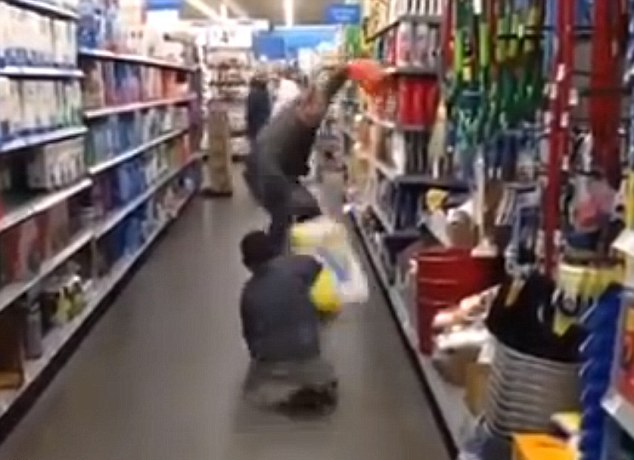 美國(guó)驚現(xiàn)單手“喪尸” 惡作劇主人公爆紅網(wǎng)絡(luò)