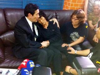 馬英九擁抱遇難漁民家屬 保證絕不對(duì)菲律賓示弱(圖)