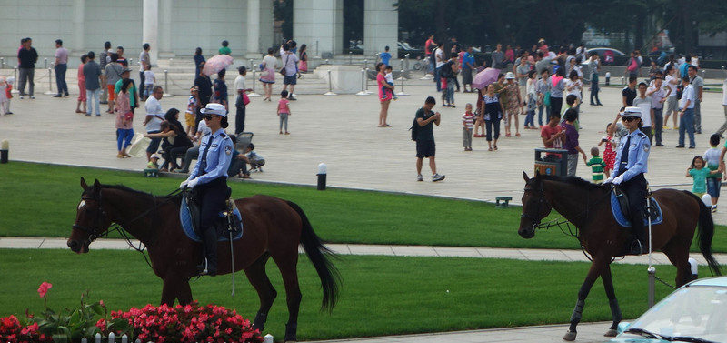 2013夏季達(dá)沃斯論壇：女騎警廣場(chǎng)巡邏 颯爽英姿