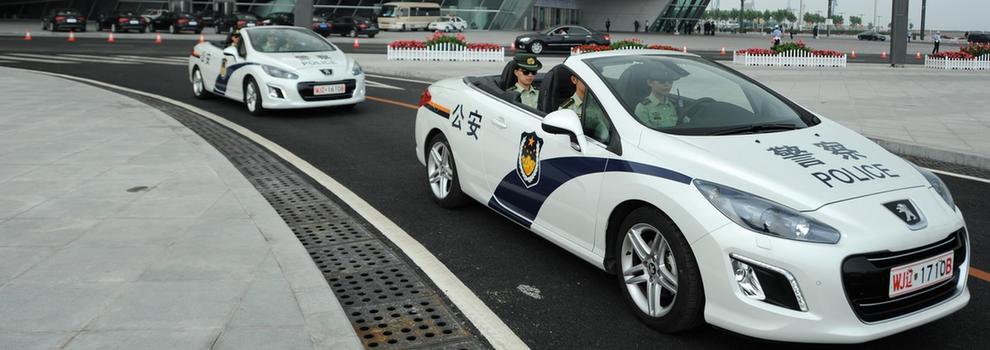 女子巡警隊(duì)駕拉風(fēng)警車巡邏 扮靚夏季達(dá)沃斯