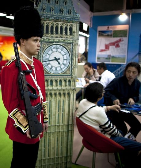 卡梅倫率豪華代表團(tuán)訪華