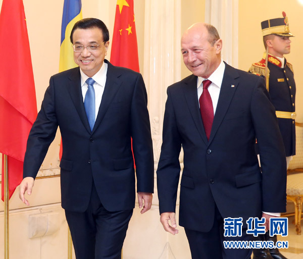 李克強(qiáng)會(huì)見羅馬尼亞總統(tǒng)伯塞斯庫(kù)