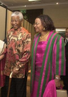 組圖:“南非斗士”曼德拉生命中的三個(gè)女人