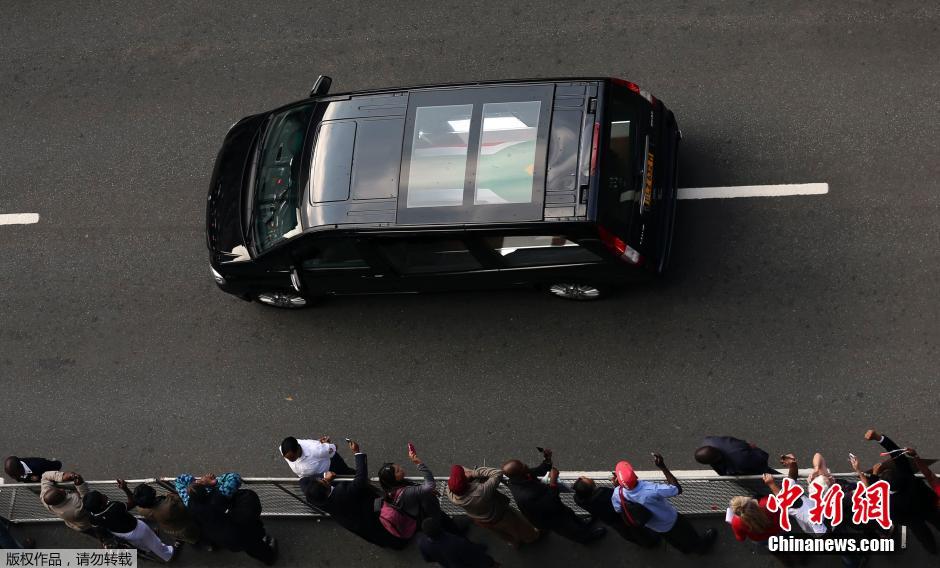 曼德拉遺體轉(zhuǎn)運(yùn)至聯(lián)合大廈 沿長(zhǎng)街接受瞻仰