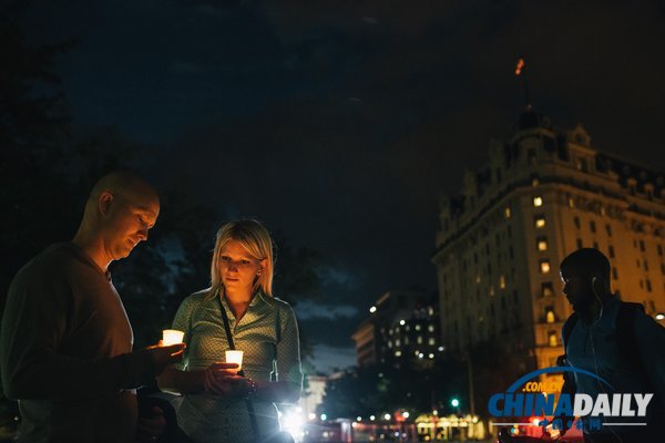 美民眾參加燭光守夜 紀(jì)念海軍司令部槍擊案受害者（組圖）