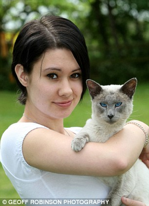 英國(guó)調(diào)皮小貓頭卡輪胎 消防員用切割機(jī)救其脫險(xiǎn)