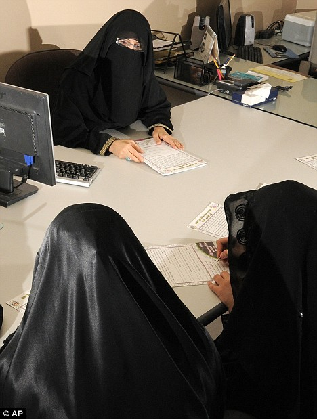 沙特舉行“美德”小姐大賽 不論容貌評(píng)委無(wú)男性