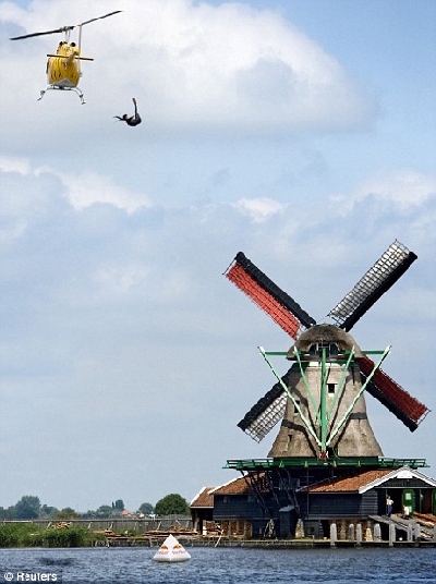 挑戰(zhàn)極限準(zhǔn)備大賽 哥倫比亞運動員從30米高空跳水